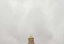 მრევლის უსასრულო რიგი სამების ტაძართან