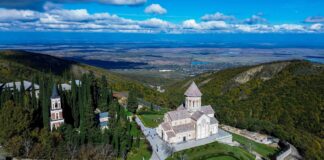 ბოდბის მონასტერში ექსკურსიის დროს 12 წლის გოგონა რამდენიმე მეტრის სიმაღლიდან გადავარდა