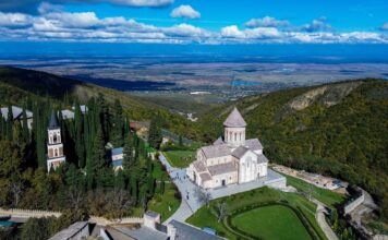 ბოდბის მონასტერში ექსკურსიის დროს 12 წლის გოგონა რამდენიმე მეტრის სიმაღლიდან გადავარდა