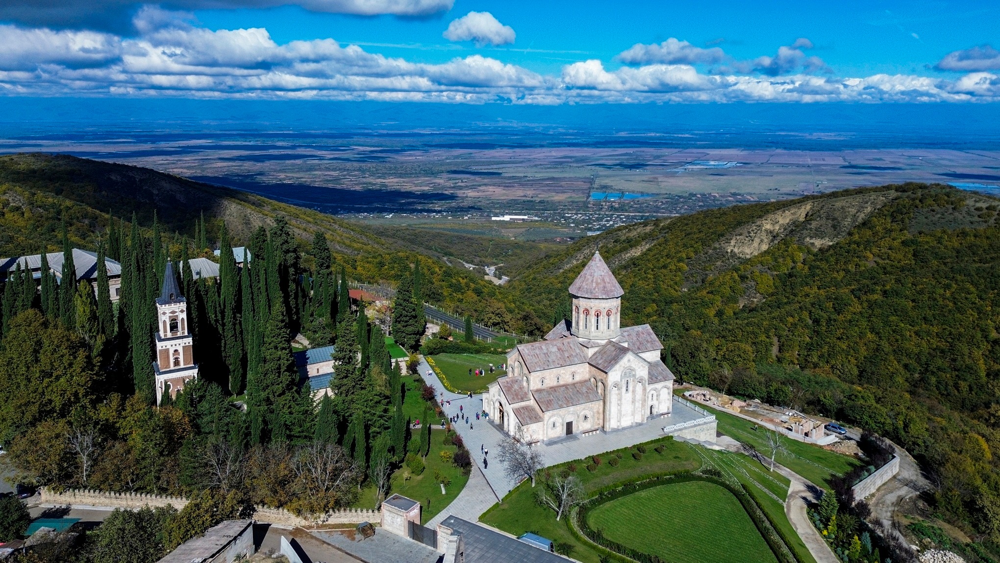 ბოდბის მონასტერში ექსკურსიის დროს 12 წლის გოგონა რამდენიმე მეტრის სიმაღლიდან გადავარდა
