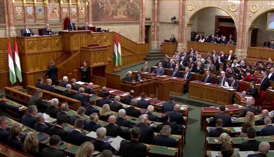 უნგრელმა დეპუტატებმა ხელფასი შეიმცირეს