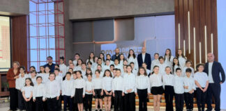 საზოგადოებრივი მაუწყებლის პირდაპირ ეთერში, სიმღერის დროს ბავშვი დაეცა (ვიდეო)
