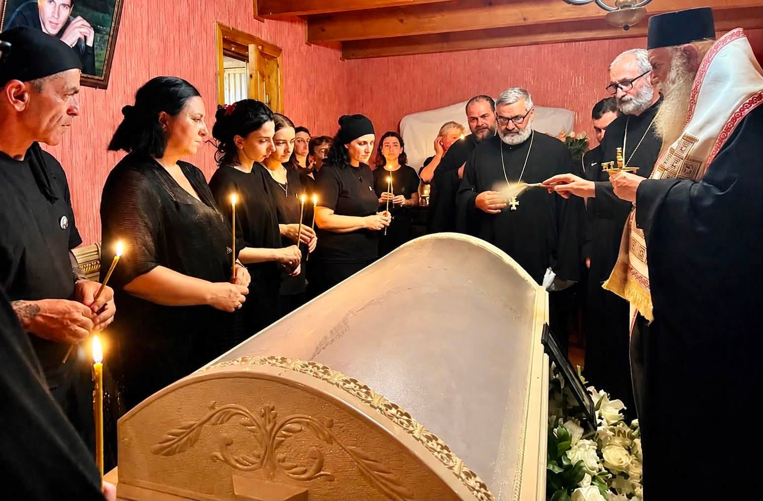 მეუფე გერასიმემ ლანა ლატარიას ოჯახის წევრებს სახლში მიუსამძიმრა და პანაშვიდი აღავლინა